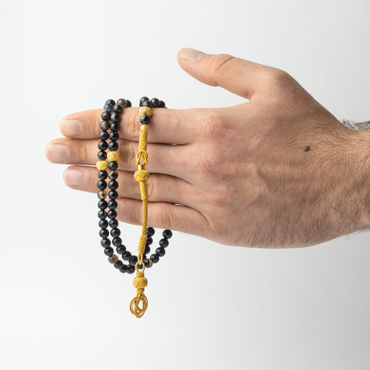 Nightfall Grace – Altın Kaplama 1000 Ayar Gümüş Kazaz Püsküllü 99 Boncuklu Yemen Akik Tesbih