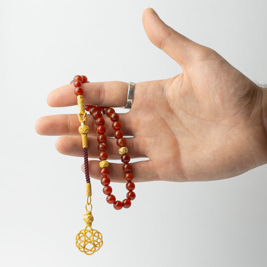 Crimson Legacy – Altın Kaplama 1000 Ayar Gümüş Kazaz Püsküllü Kırmızı Akik Tesbih